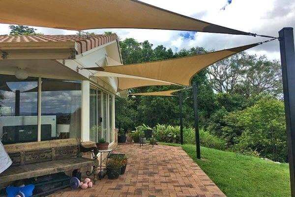 CCOMTR500: Vela de sombra triangular 'Coolaroo Commercial' 5 m