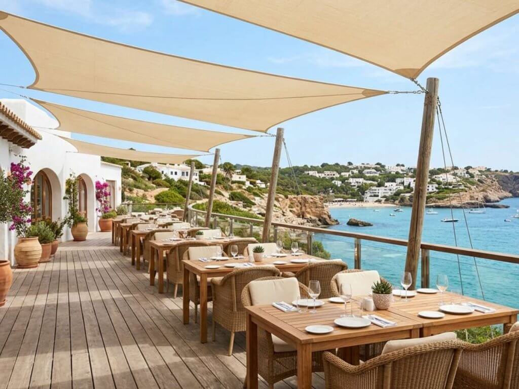 Terraza de restaurante con sombra