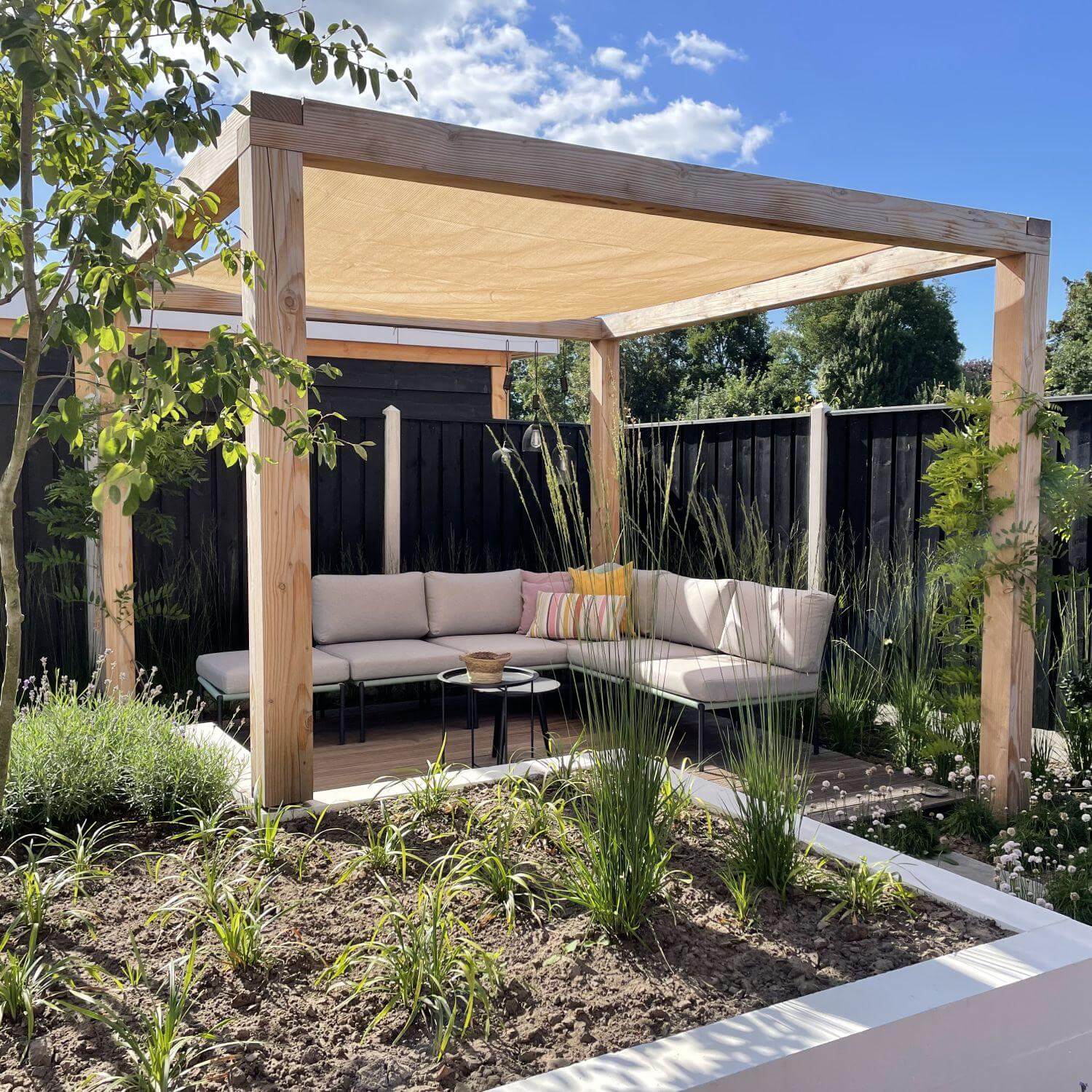 Esquina de una vela de sombra fijada a una pérgola