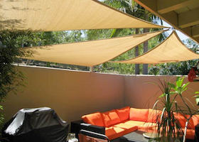 Vela de sombra triangular Coolaroo para balcón y terraza